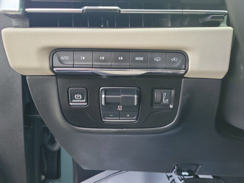 Used 2025 Cadillac Escalade Sport w/ Touring Package image 20