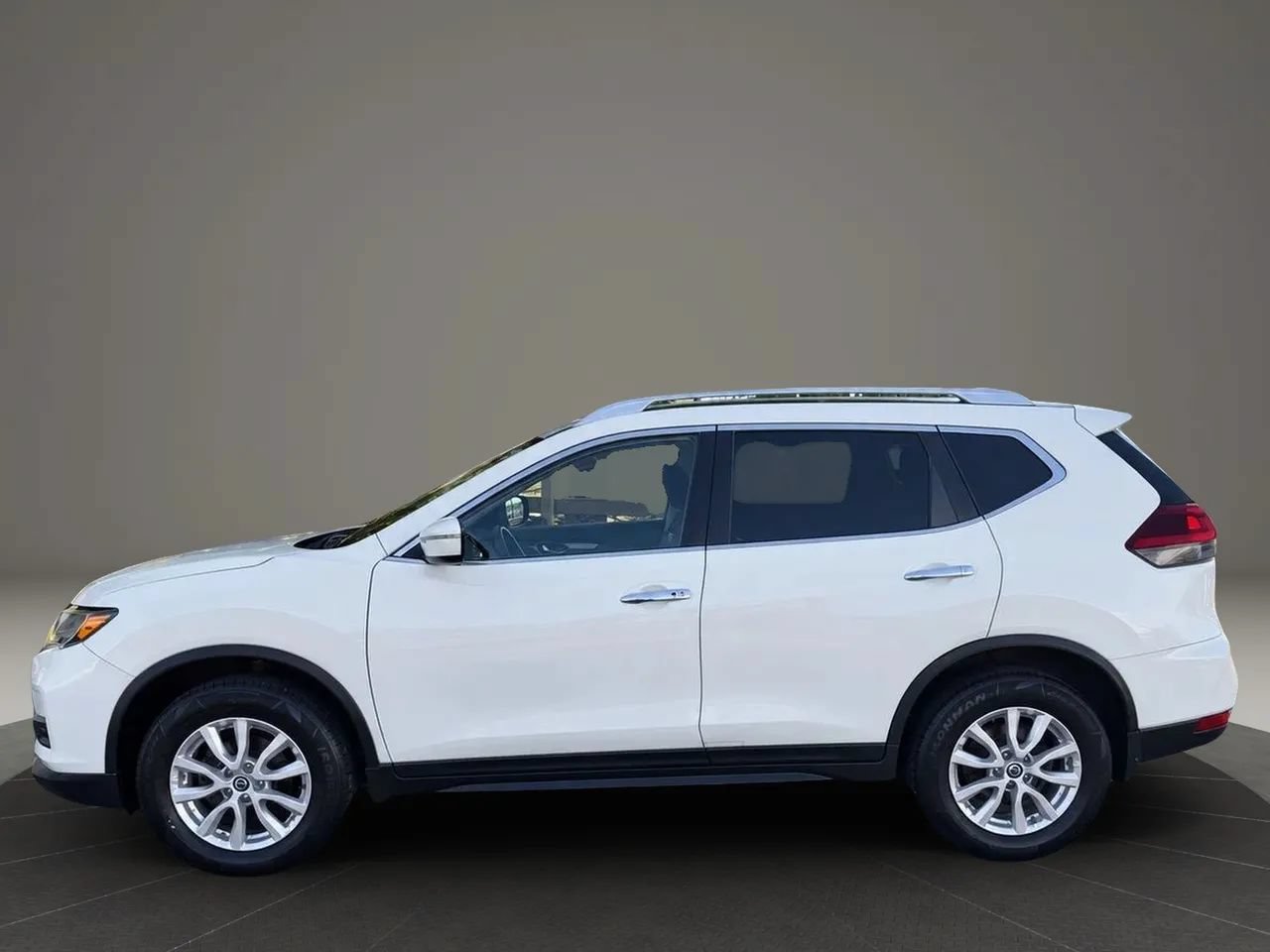 Used 2018 Nissan Rogue SV AWD/4WD image 3