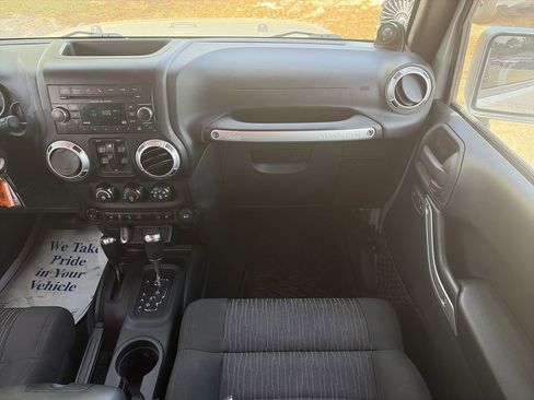 Used 2012 Jeep Wrangler Unlimited Rubicon w/ Connectivity Group AWD/4WD image 16