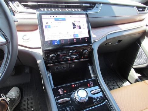 Used 2025 Jeep Grand Cherokee L Summit AWD/4WD image 37