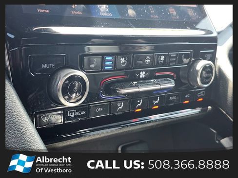 Used 2023 Jeep Grand Cherokee L Summit w/ Luxury Tech Group V AWD/4WD image 26