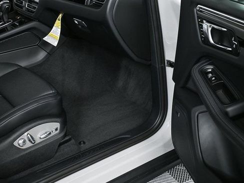 Certified 2025 Porsche Macan image 24