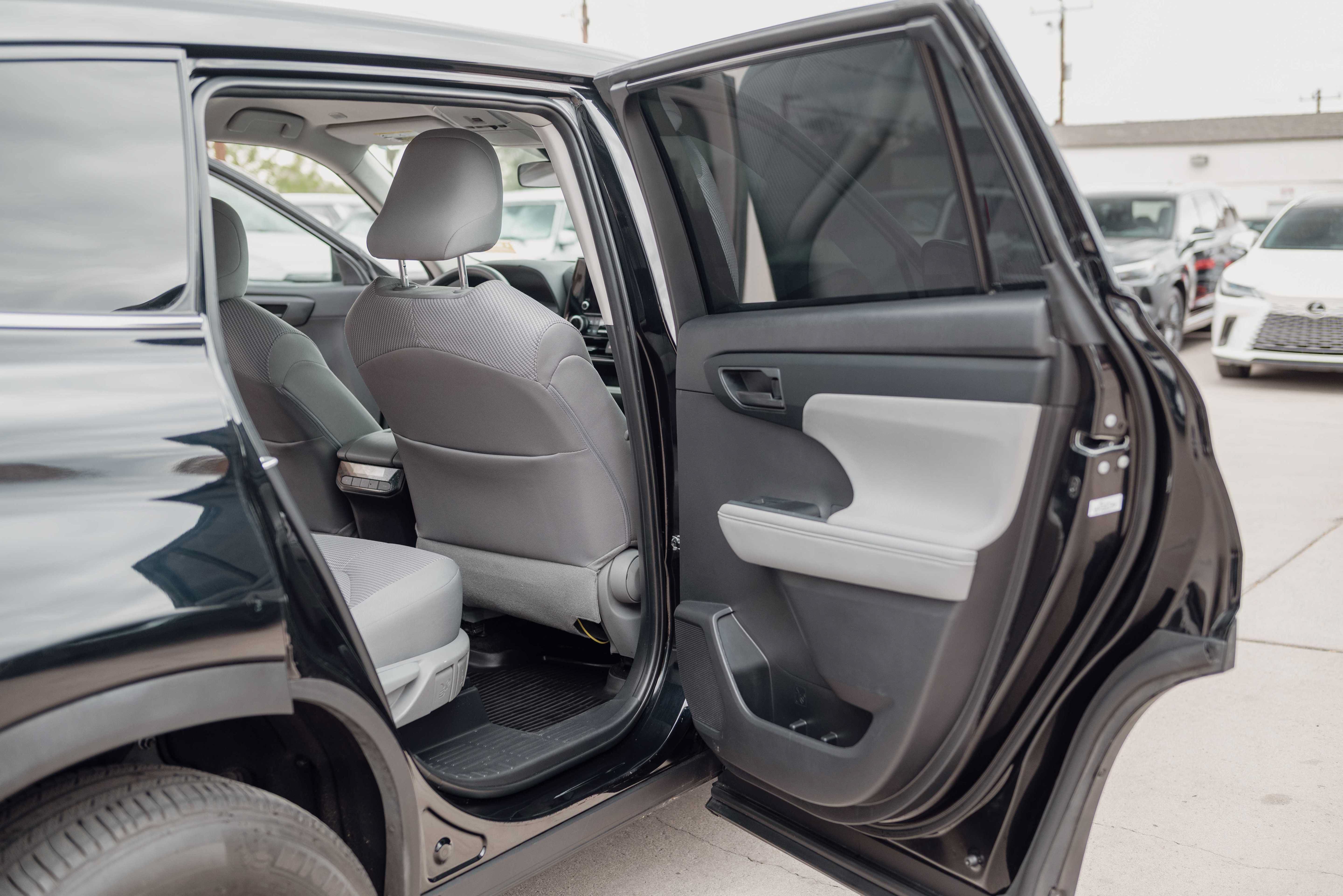 Used 2024 Toyota Highlander LE FWD image 14