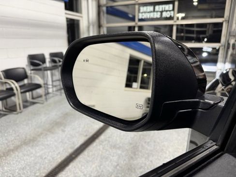 Used 2024 Chevrolet Traverse LT image 25