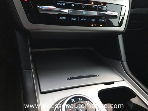 Used 2022 Ford Explorer XLT image 29