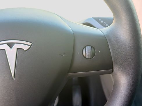 Used 2025 Tesla Model Y Long Range AWD/4WD image 36