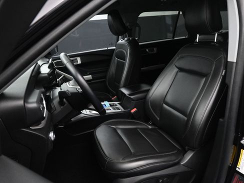 Used 2021 Ford Explorer XLT w/ Equipment Group 202A RWD image 15