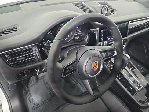 New 2026 Porsche Macan image 4