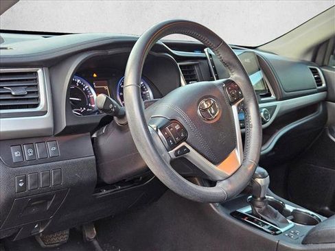 Used 2019 Toyota Highlander XLE AWD/4WD image 9