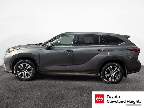 Used 2022 Toyota Highlander XLE image 2