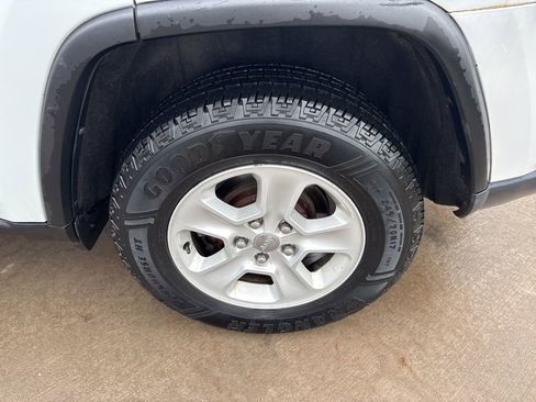 Used 2017 Jeep Grand Cherokee Laredo w/ Quick Order Package 23E image 13