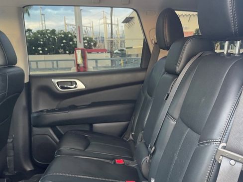 Used 2017 Nissan Pathfinder Platinum image 10
