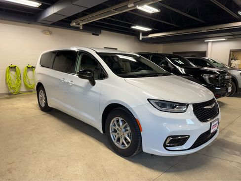 Used 2024 Chrysler Pacifica Touring-L image 3