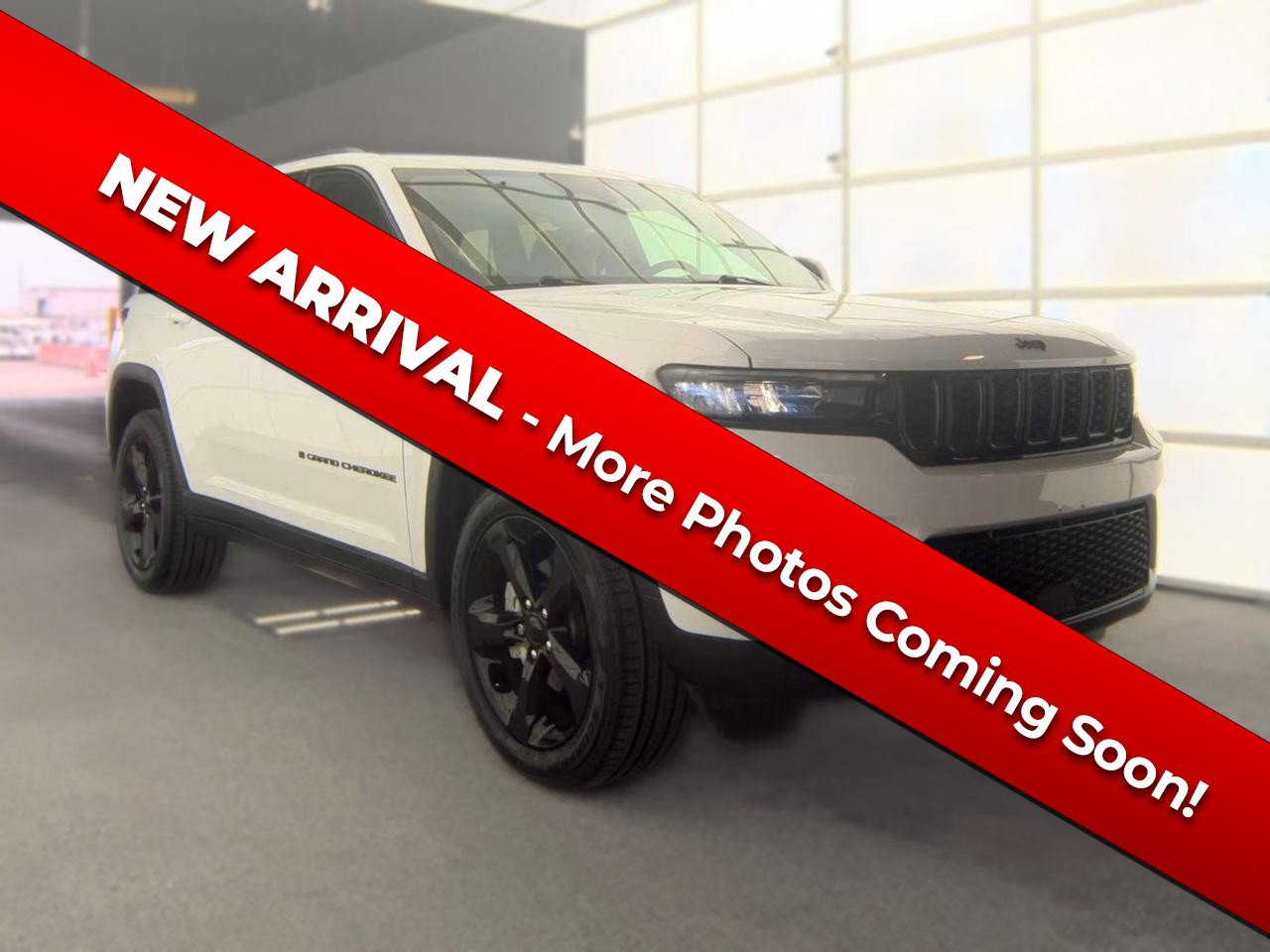 Used 2023 Jeep Grand Cherokee Limited w/ Black Appearance Package AWD/4WD image 1