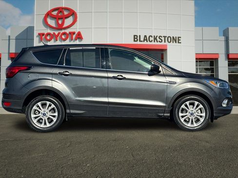 Used 2019 Ford Escape SE image 2