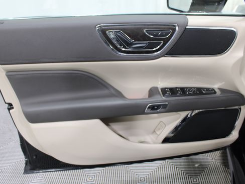 Used 2017 Lincoln Continental Select FWD image 5
