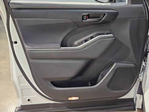 Certified 2025 Toyota Highlander LE FWD image 20