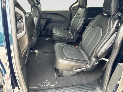 Used 2025 Chrysler Pacifica Select AWD/4WD image 16