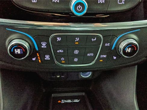 Used 2023 Chevrolet Traverse LT FWD image 24