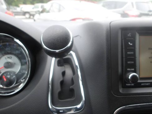 Used 2014 Chrysler Town & Country Touring-L FWD image 15