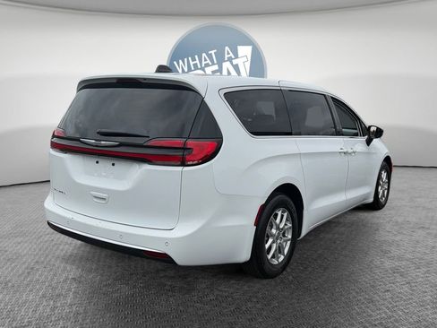 Used 2024 Chrysler Pacifica Touring-L image 3