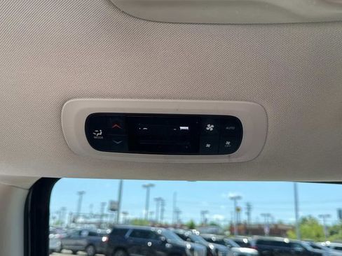 Used 2023 Chrysler Pacifica Touring-L FWD image 18
