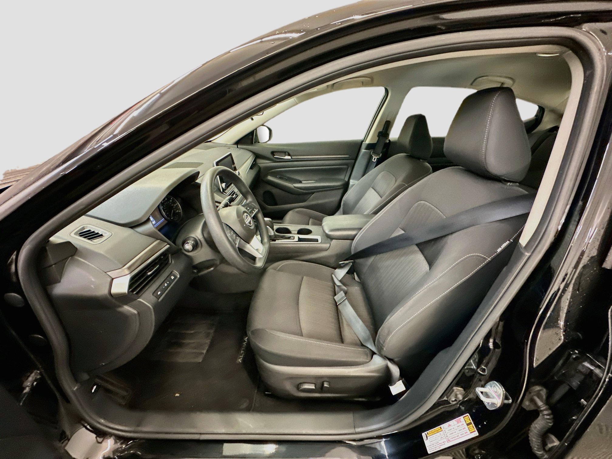 Used 2025 Nissan Altima 2.5 SV FWD image 13