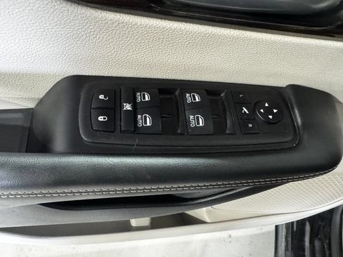 Used 2024 Chrysler Pacifica Limited FWD image 18