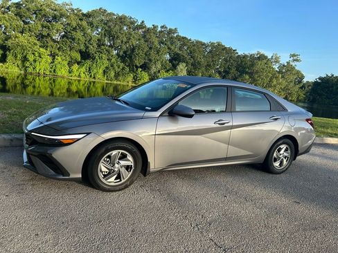 Used 2025 Hyundai Elantra SE FWD image 2