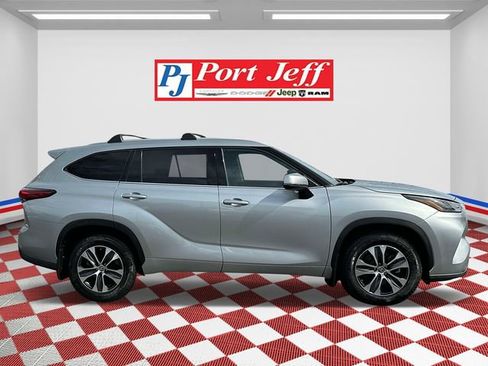 Used 2022 Toyota Highlander XLE image 4