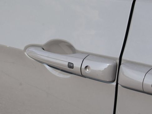 Used 2025 Chrysler Pacifica Limited FWD image 19