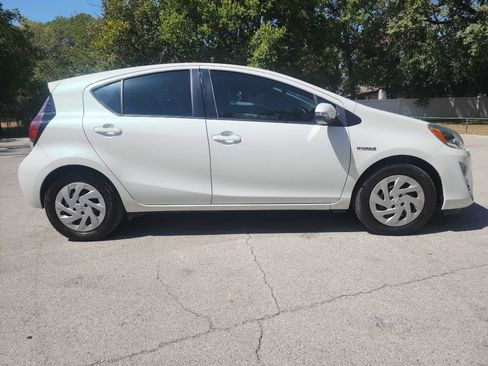 Used 2016 Toyota Prius C One FWD image 11