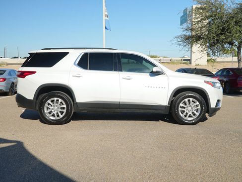 Used 2021 Chevrolet Traverse LT image 3