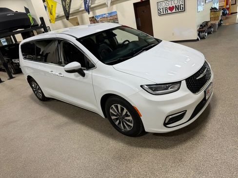 Used 2023 Chrysler Pacifica Touring-L FWD image 13