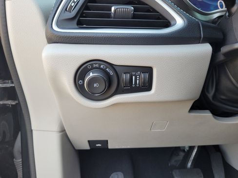 Used 2024 Chrysler Pacifica Limited FWD image 25