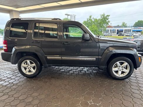 Used 2010 Jeep Liberty Limited AWD/4WD image 5