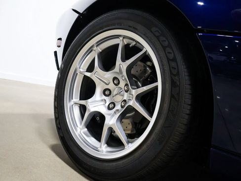 Used 2005 Ford GT RWD image 87