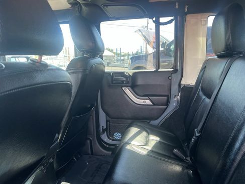Used 2015 Jeep Wrangler Unlimited Sahara w/ Connectivity Group AWD/4WD image 9