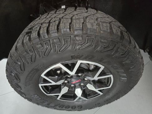 Used 2025 GMC Canyon AT4 w/ AT4X Package image 9