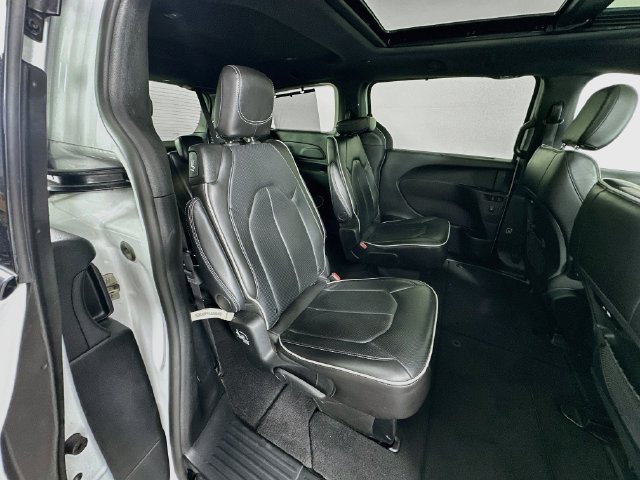 Used 2025 Chrysler Pacifica Limited FWD image 30