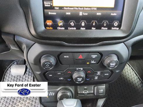 Used 2023 Jeep Renegade Latitude w/ Premium Group AWD/4WD image 38