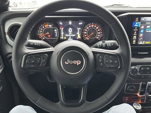 Used 2025 Jeep Wrangler Willys image 10