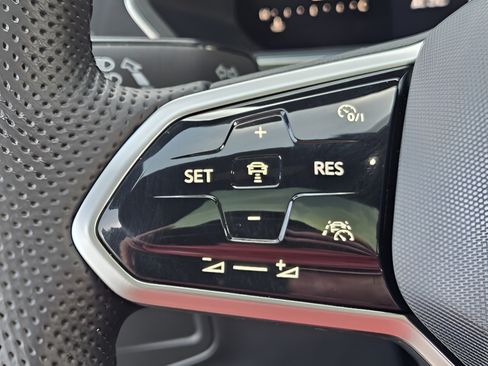 Certified 2022 Volkswagen Tiguan SE R-Line FWD image 25