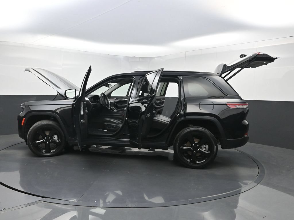 Used 2023 Jeep Grand Cherokee Limited w/ Black Appearance Package AWD/4WD image 40