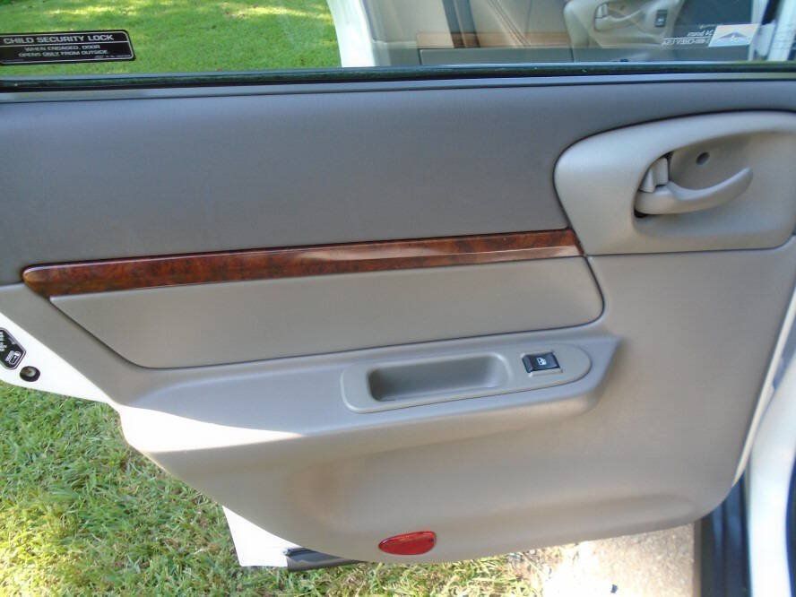 Used 2001 Chevrolet Impala w/ Preferred Equipment Group FWD image 19