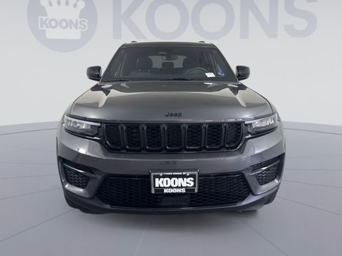 Used 2023 Jeep Grand Cherokee Altitude AWD/4WD image 11