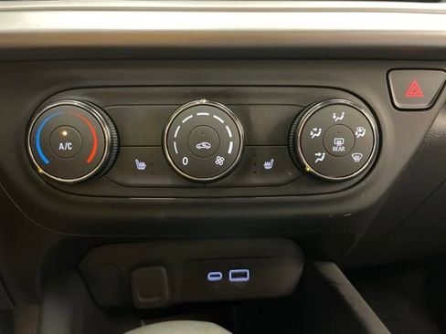 Used 2024 Chevrolet Trax RS FWD image 23