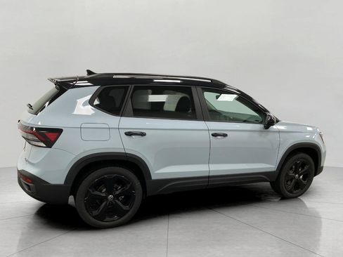 New 2026 Volkswagen Taos SE image 2