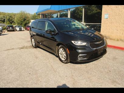 Used 2022 Chrysler Pacifica Touring-L w/ Uconnect Theater Family Group