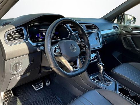 Used 2023 Volkswagen Tiguan SE R-Line image 17